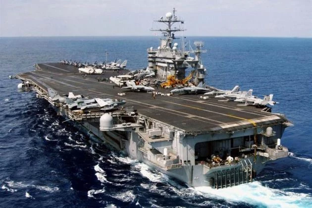 Αυτά είναι τα φοβερά και τρομερά αεροπλανοφόρα των δύο υπερδυνάμεων (βίντεο)